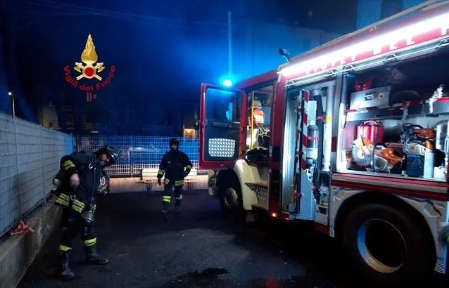 Ancora un appartamento a fuoco in piena notte, fiamme e paura in un condominio di Rosignano