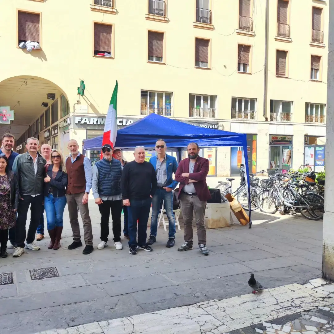 Comitato Vannacci a Livorno, contestato gazebo in via Grande