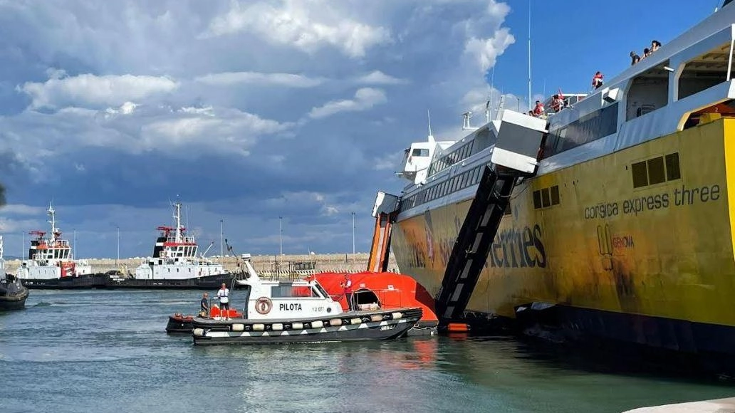 I soccorsi al traghetto in difficoltà