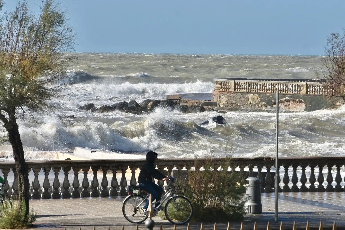 Vento a 100 all’ora, porto bloccato. E alla Gorgona onde fino a 8 metri