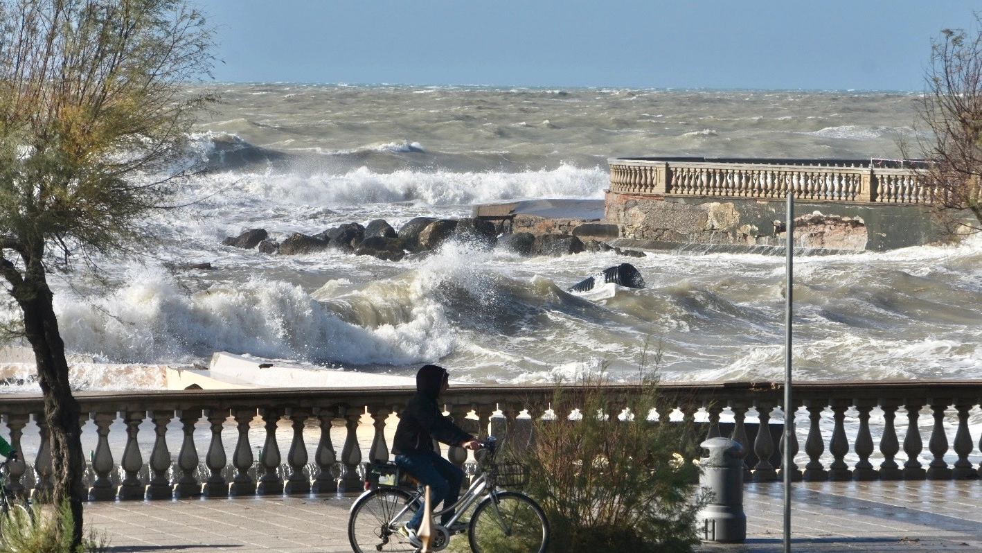 Livorno, navi e traghetti fermi, attivata unità di crisi. Anche a Piombino stop da metà mattina. E non è finita