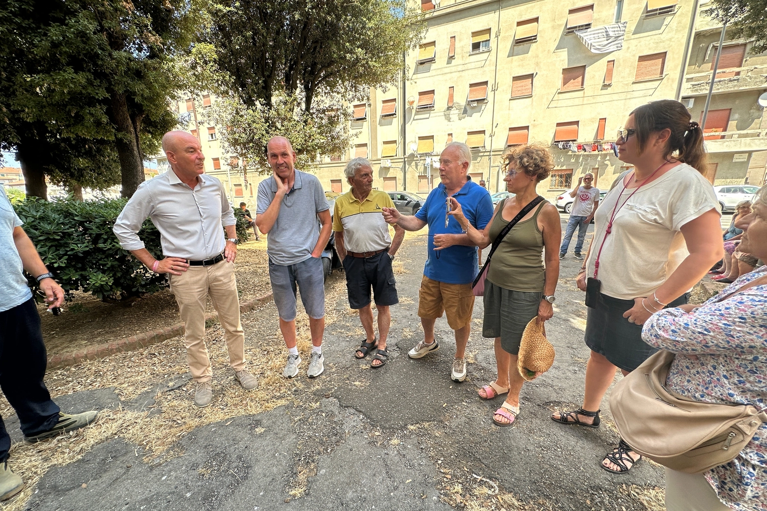 Il sindaco Luca Salvetti e l'incontro con i residenti in via Badaloni (Foto Novi)