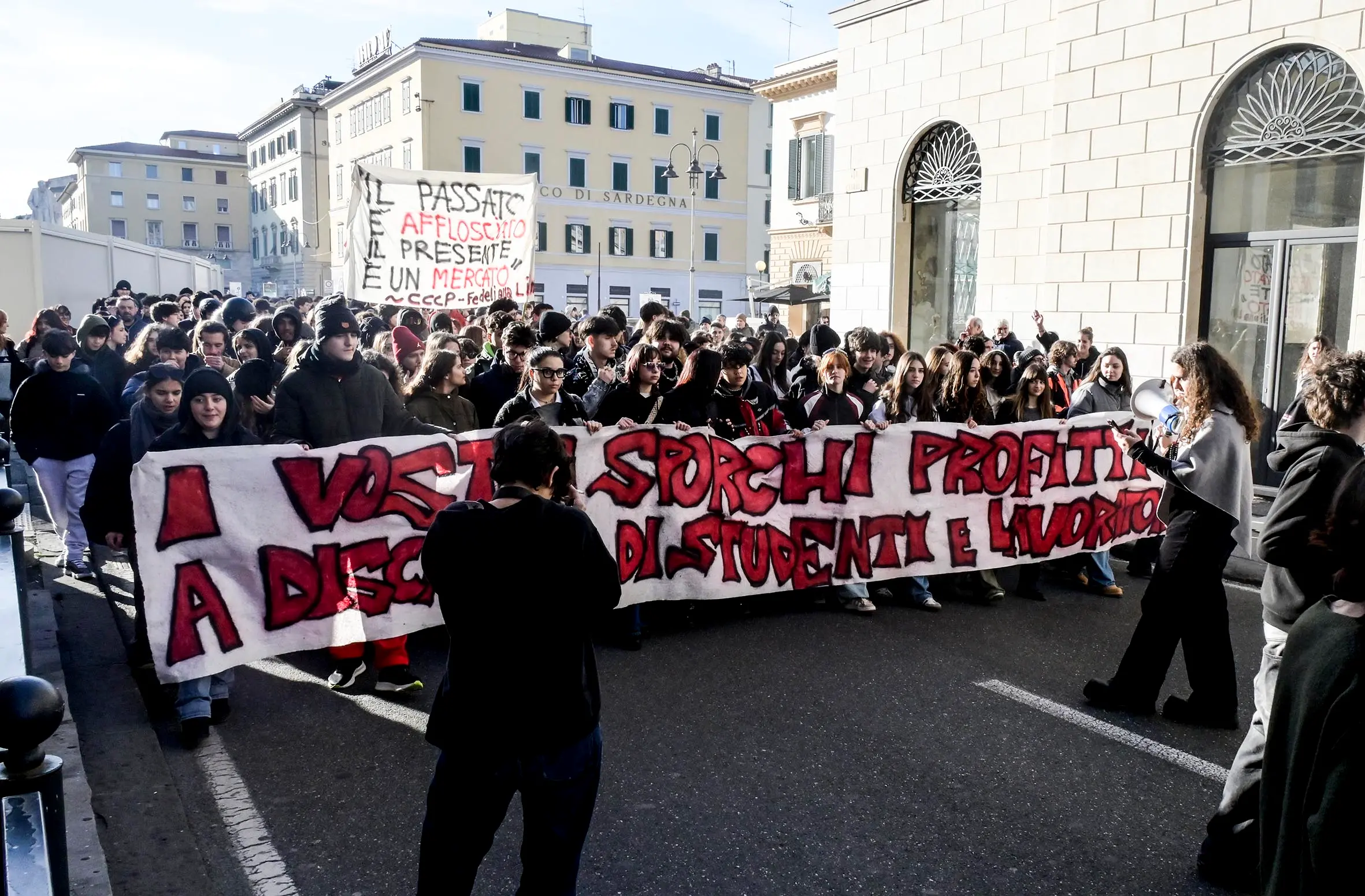 Scuola, corteo degli studenti contro le condizioni degli istituti