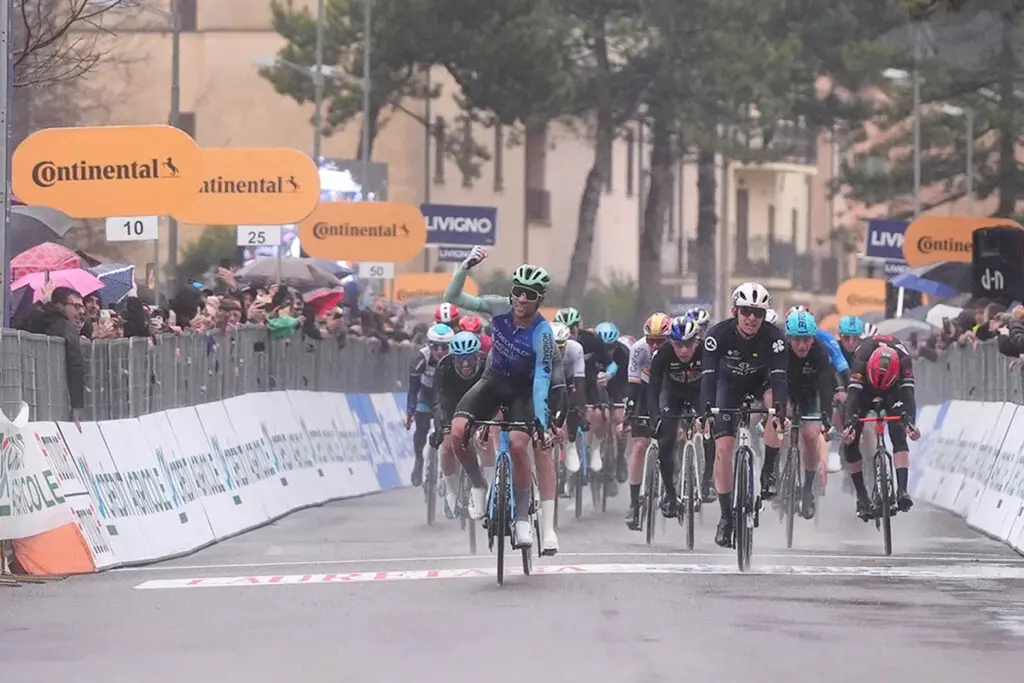 Tanta pioggia e cielo grigio per la Tirreno-Adriatico nella tappa tra Toscana e Umbria. Vince Vendrame