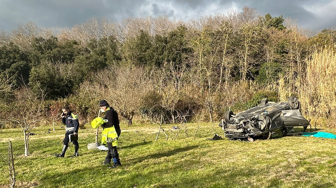 L'auto ribaltata (foto Novi)