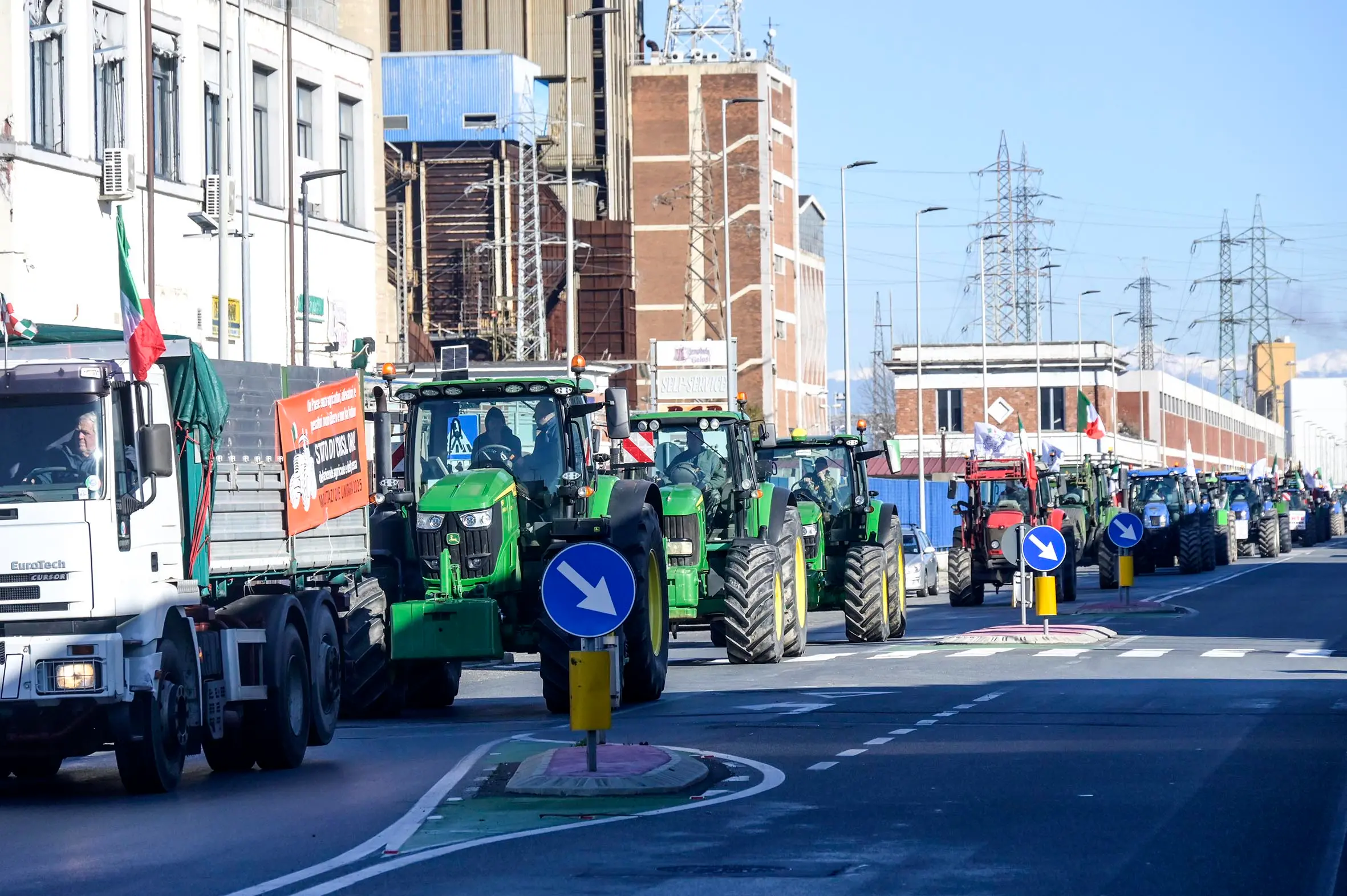 Livorno, la protesta dei trattori. Traffico in tilt