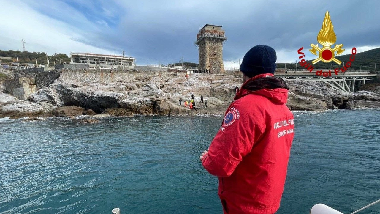 I vigili del fuoco di Livorno sono intervenuti per il salvataggio del sub a Calafuria