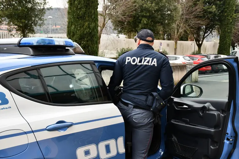 Terrore ad Antignano, spunta una pistola. Falsi corrieri tentano la rapina: in fuga