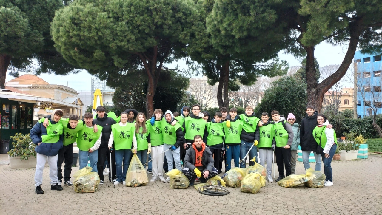 Mister Green con gli studenti per una mattinata di pulizia e decoro dei luoghi pubblici