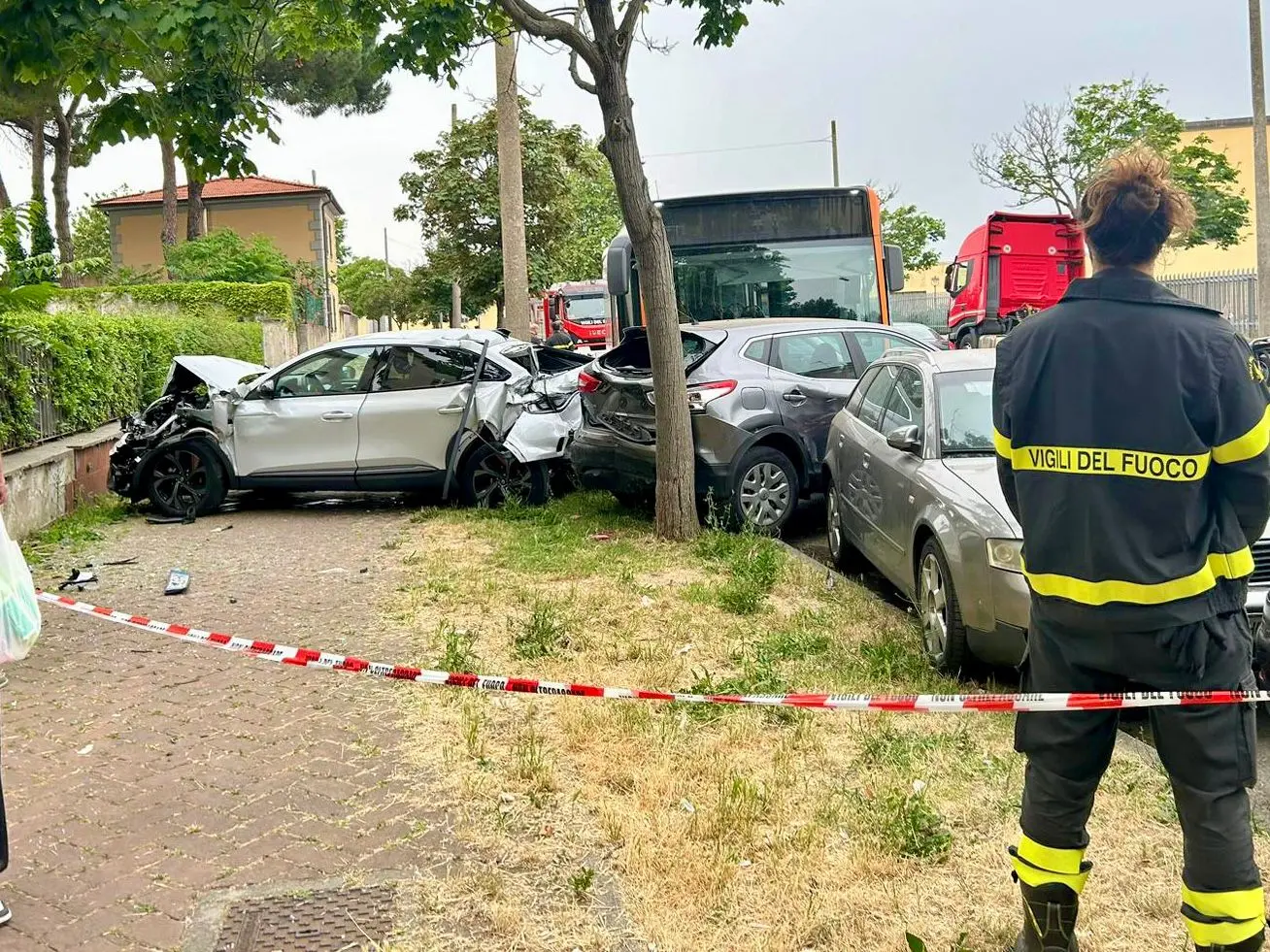 Autobus si schianta contro le auto in sosta a Livorno