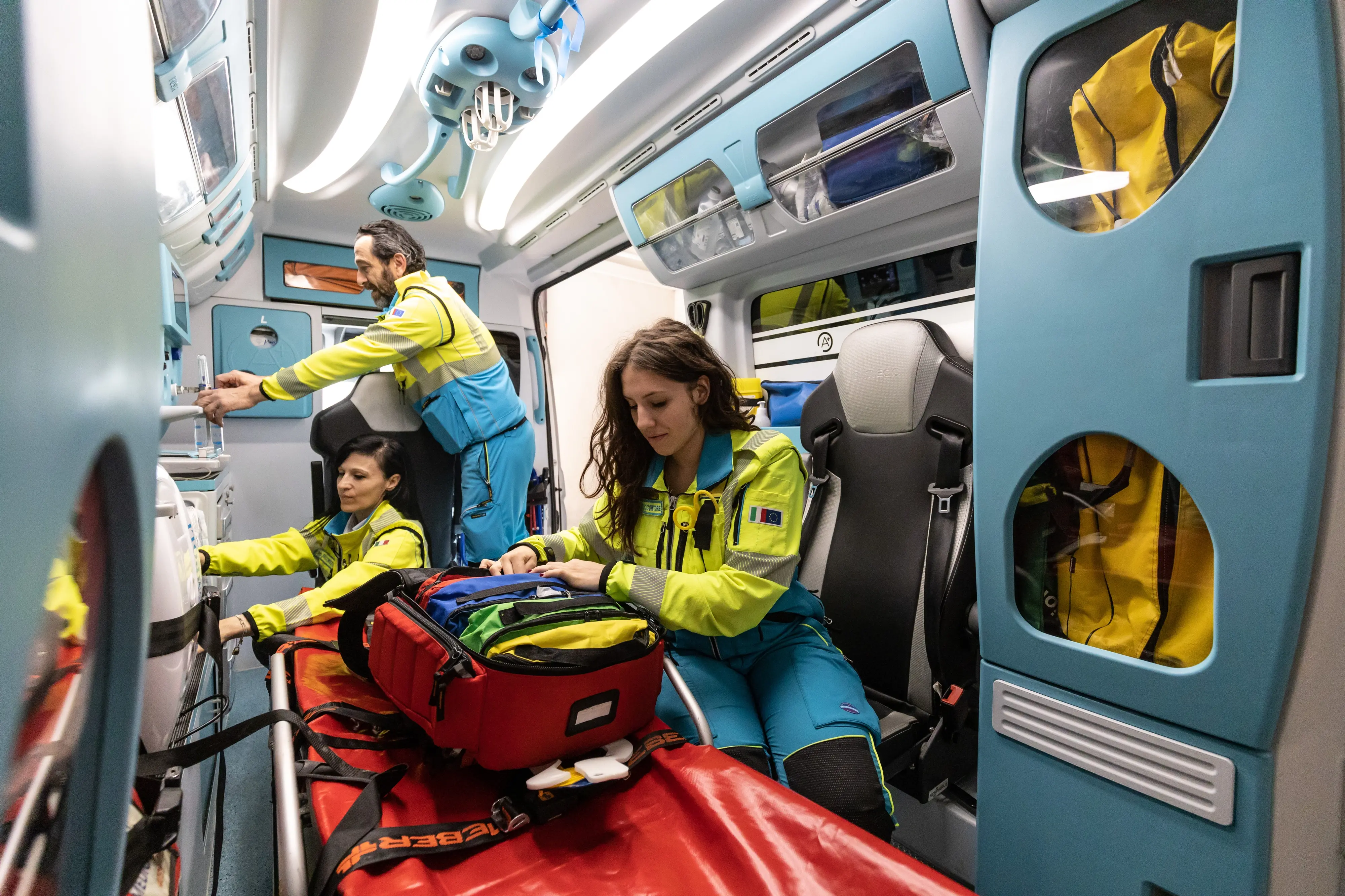 Con l’auto blocca l’ambulanza che soccorre il padre, poi tenta di picchiare i volontari