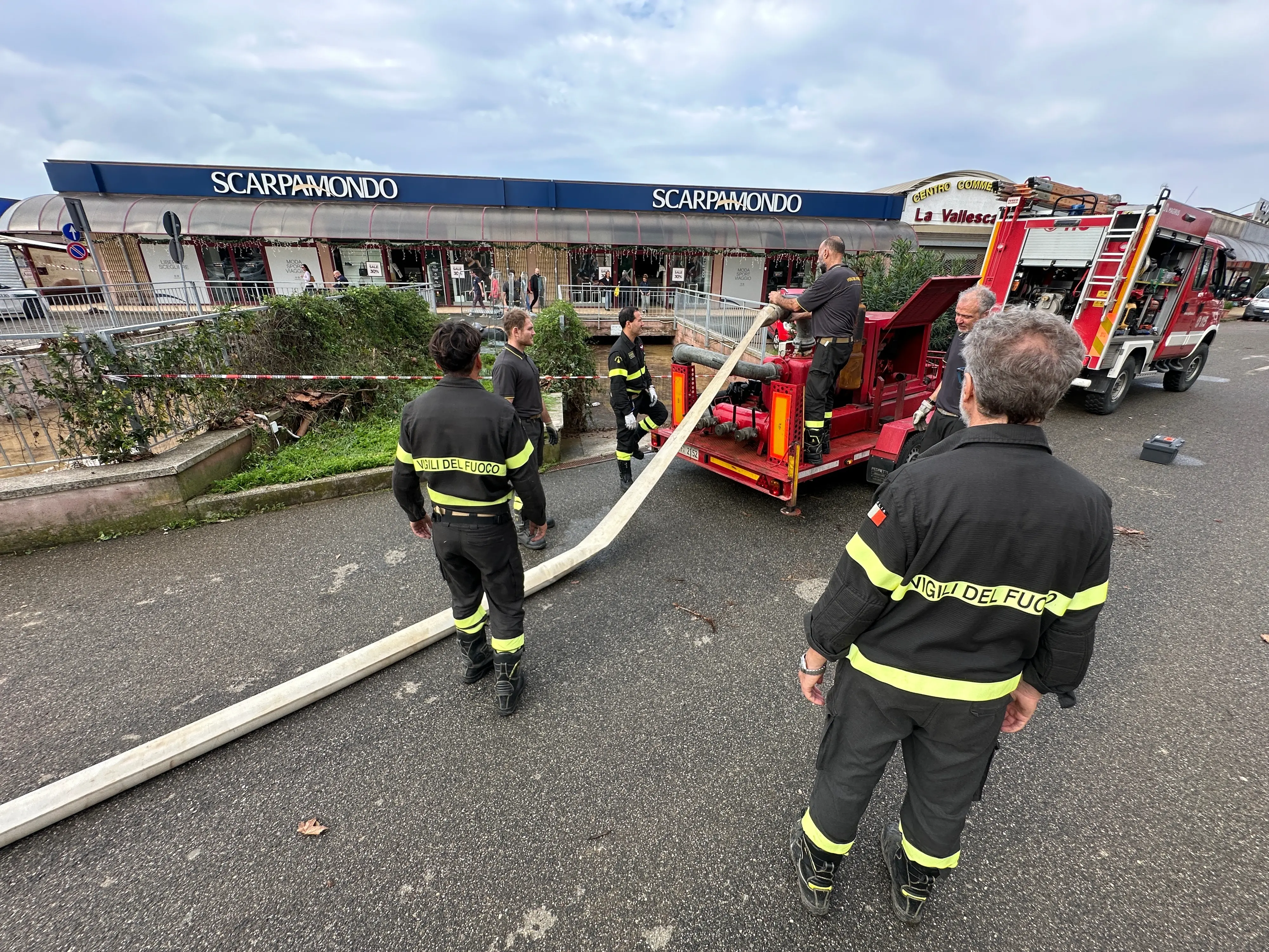 Cecina investita da un temporale autorigenerante, fino a mezzo metro di acqua in strada