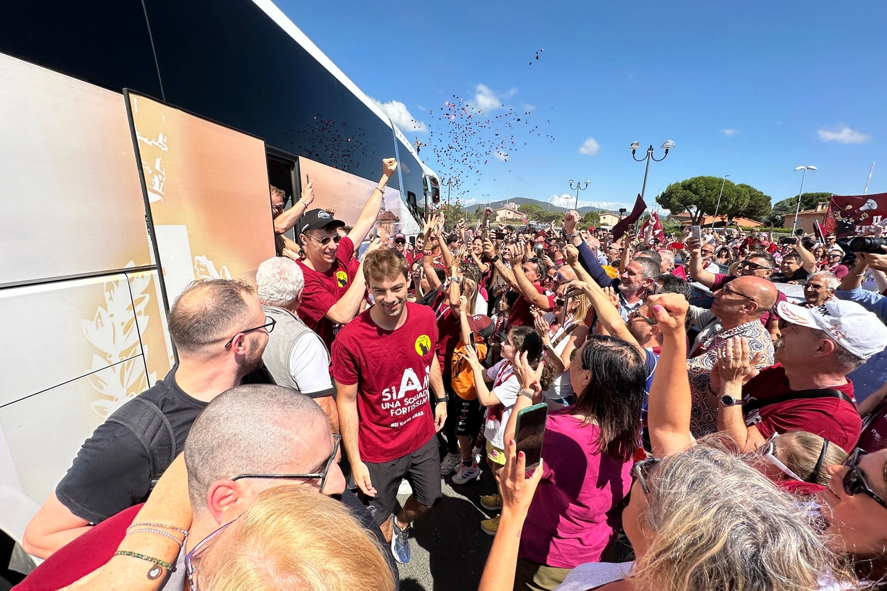 Libertas arrivo squadra accolta dai tifosi 