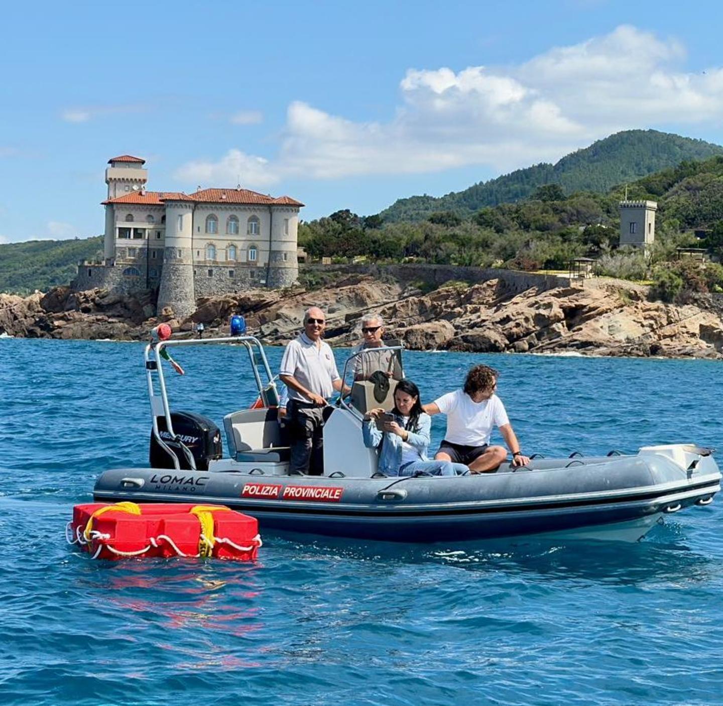 Atolli per la sicurezza in mare. Installati 14 salvagente a Calafuria