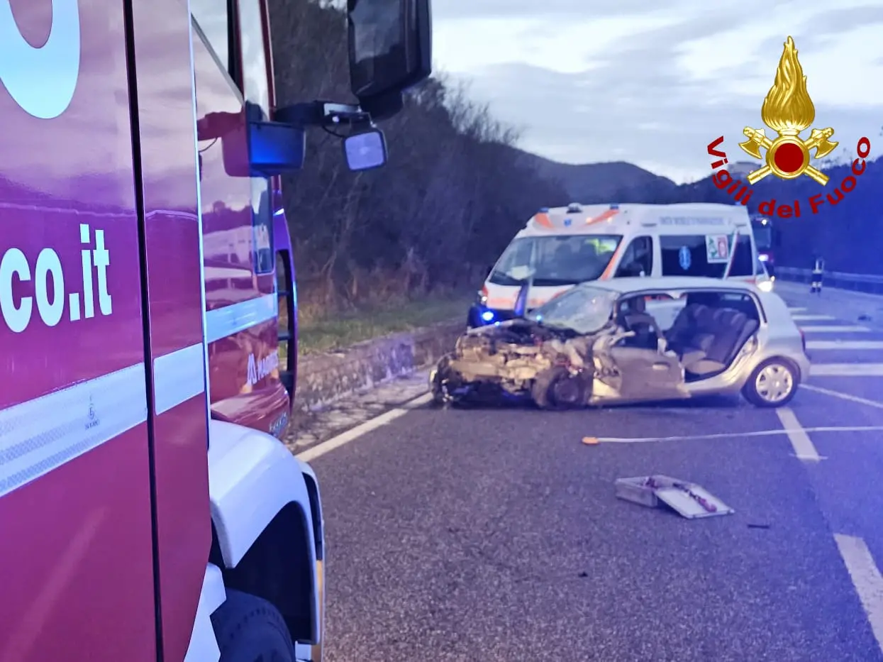 Spoleto, incidente sulla Flaminia: donna incastrata tra le lamiere