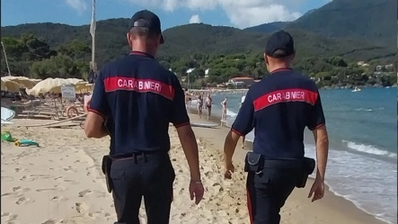 Carabinieri sulla spiaggia elbana