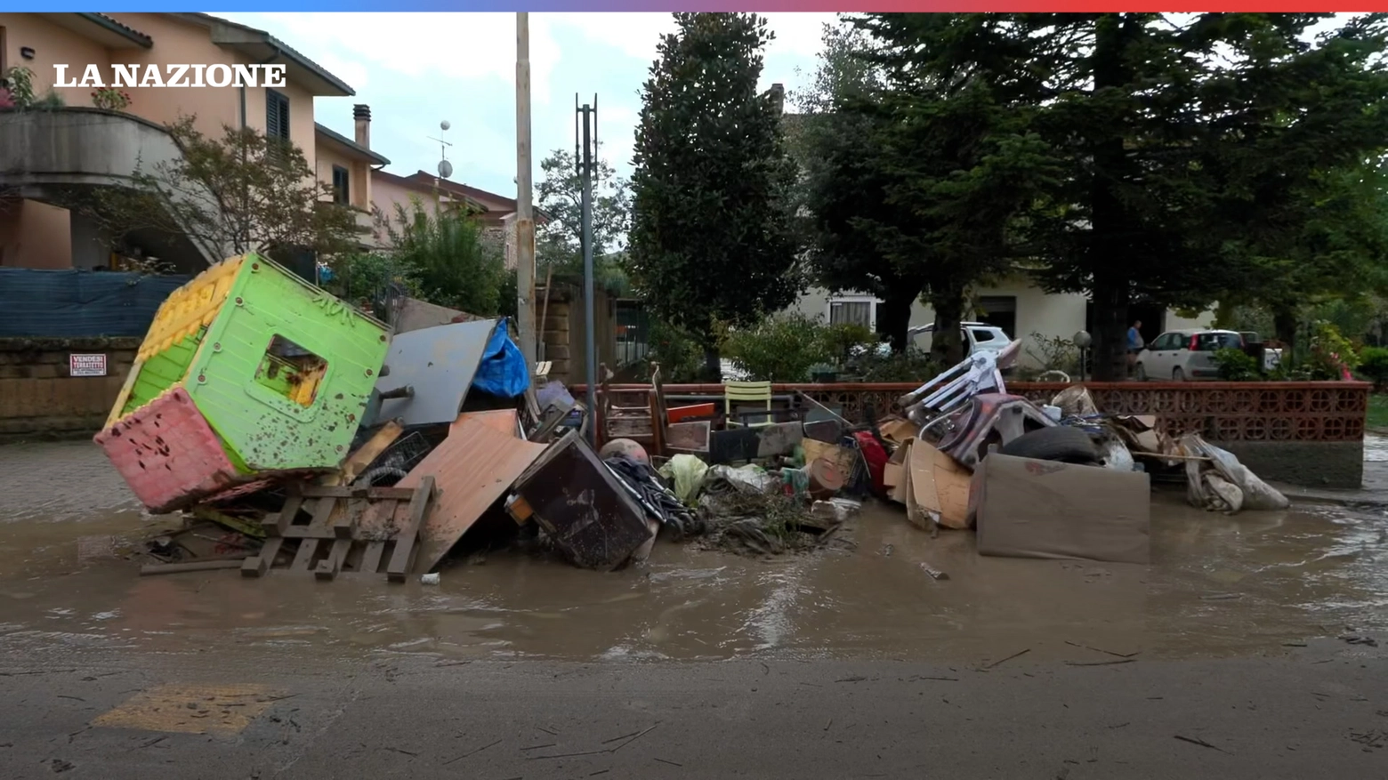 La frazione di Castellina Marittima è una delle più colpite dal nubifragio della notte tra venerdì 25 e sabato 26 ottobre. Negozi, case, la discoteca invese da acqua e fango. Una signora: “Sono salita su una sedia per mettersi in salvo”