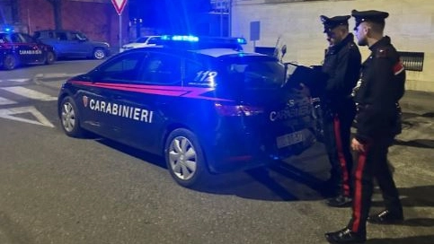 I carabinieri durante il sopralluogo nel palazzo dove sono avvenuti i fatti