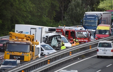 Incidente in autostrada, scontro tra due camion: un morto