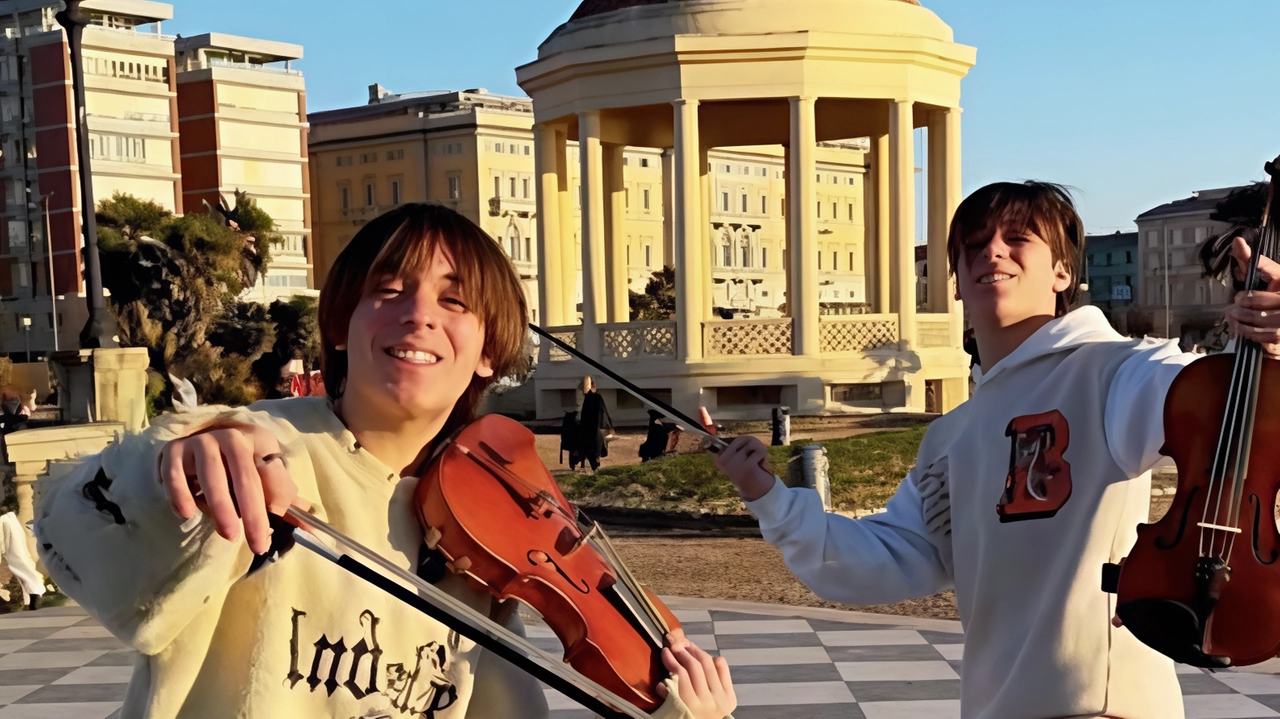 La storia dei gemelli del violino Mirko e Valerio Lucia, qui alla Terrazza Mascagni, sembra uscita da un film