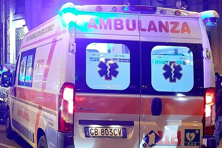 Livorno, ambulanza si ribalta in piazza della Repubblica: quattro feriti