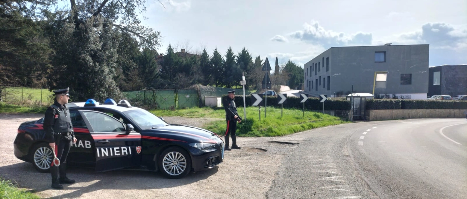 I militari hanno notato due veicoli fermi in una piazzola di sosta in località Ciliegi di Reggello, con i conducenti intenti a scambiarsi del denaro. Una situazione che non poteva non destare sospetti. La vittima del raggiro aveva appena dato 440 euro in contanti all'altro automobilista