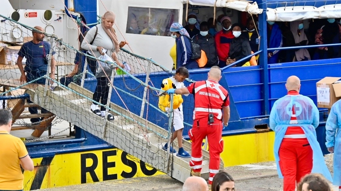 Lo sbarco dalla Humanity 1 dei migranti arrivati nel porto di Livorno (Foto Novi)