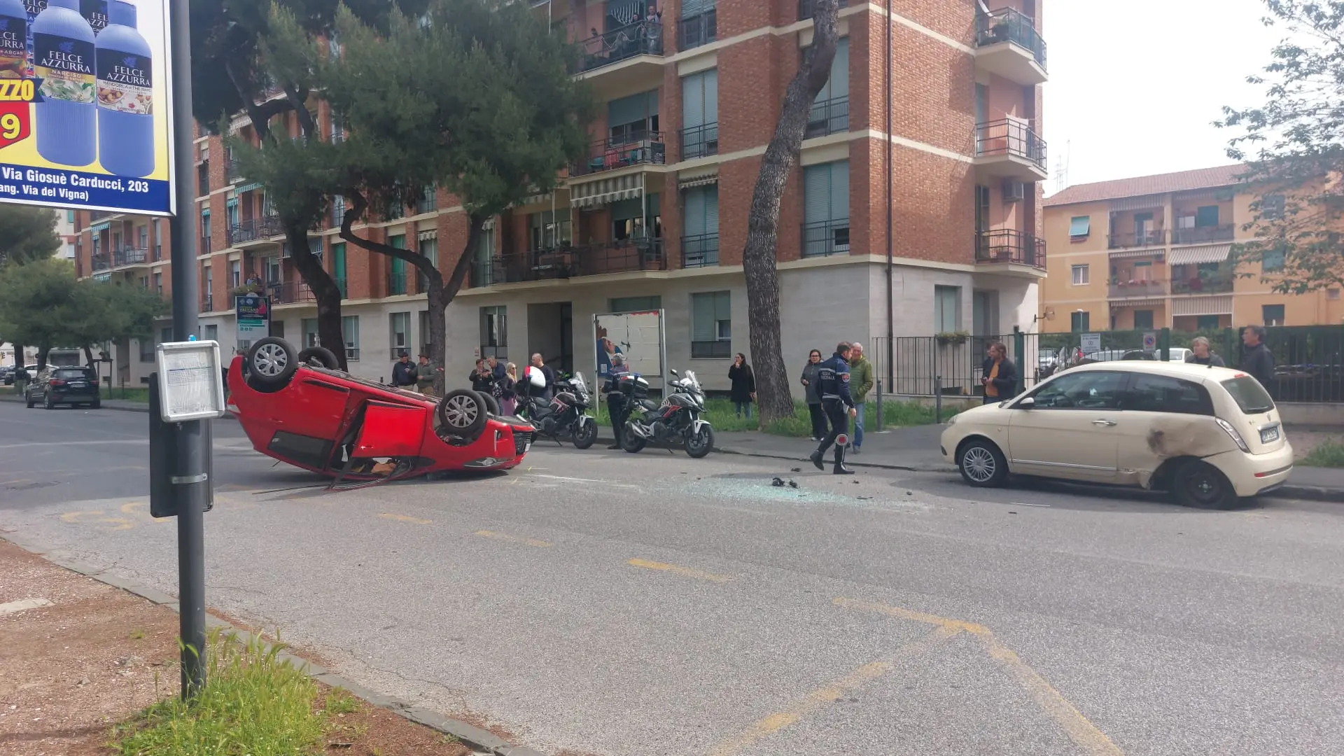 Livorno, incidente in via Lorenzini: auto ribaltata in strada