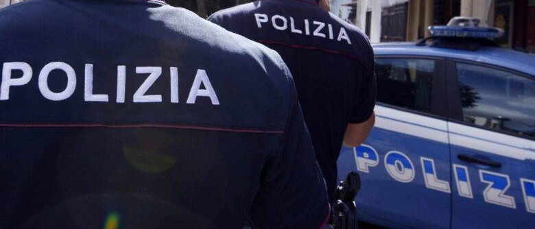 Il quarantenne nella tratta Livorno-Sarzana ha reagito con calci e pugni, colpendo anche al volto un operatore