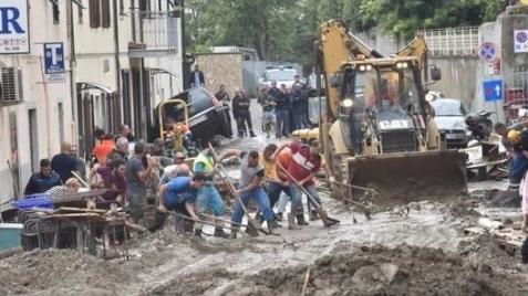 Si scava nel fango a Montenero Basso: un'immagine del post alluvione del 10 settembre 2017