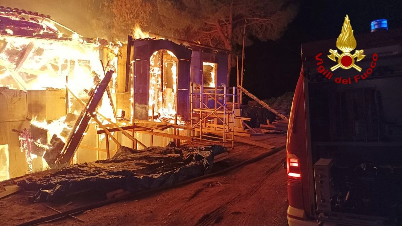 La casa prefabbricata in fiamme, l'intervento dei vigili del fuoco