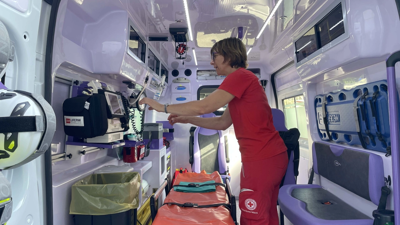 L'interno di un'ambulanza della Croce Rossa