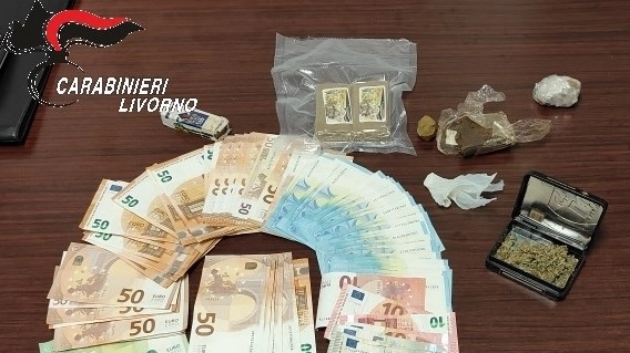 Droga e denaro sotto sequestro (foto Carabinieri)