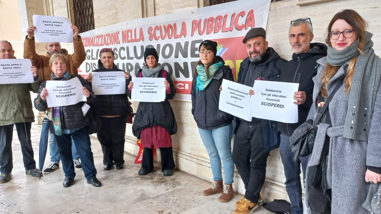 Mobilitazione davanti alla Provincia contro il licenziamento del personale Fast