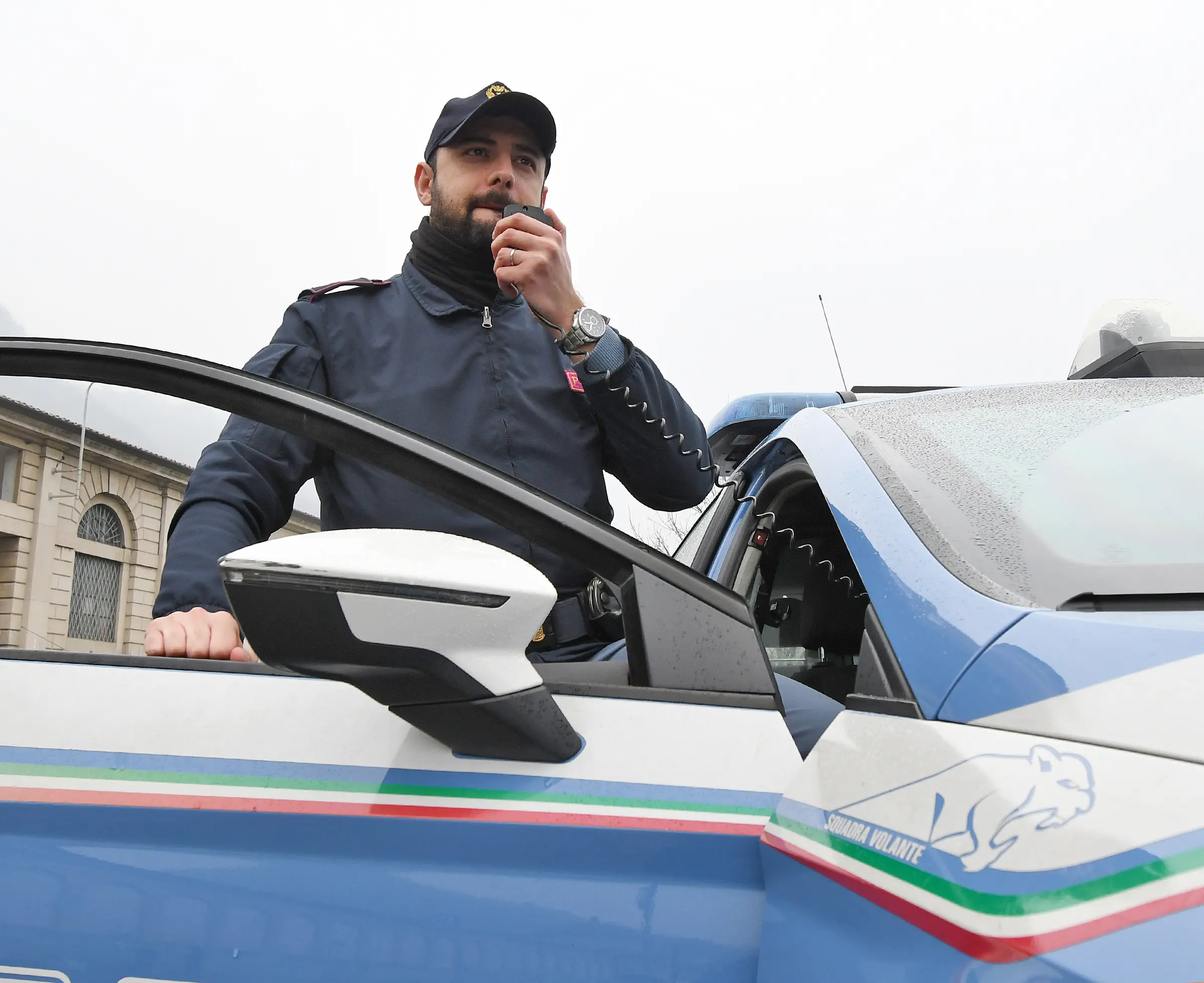 “Vi ammazzo tutti”. Minaccia con una pistola due ragazze, arrestato