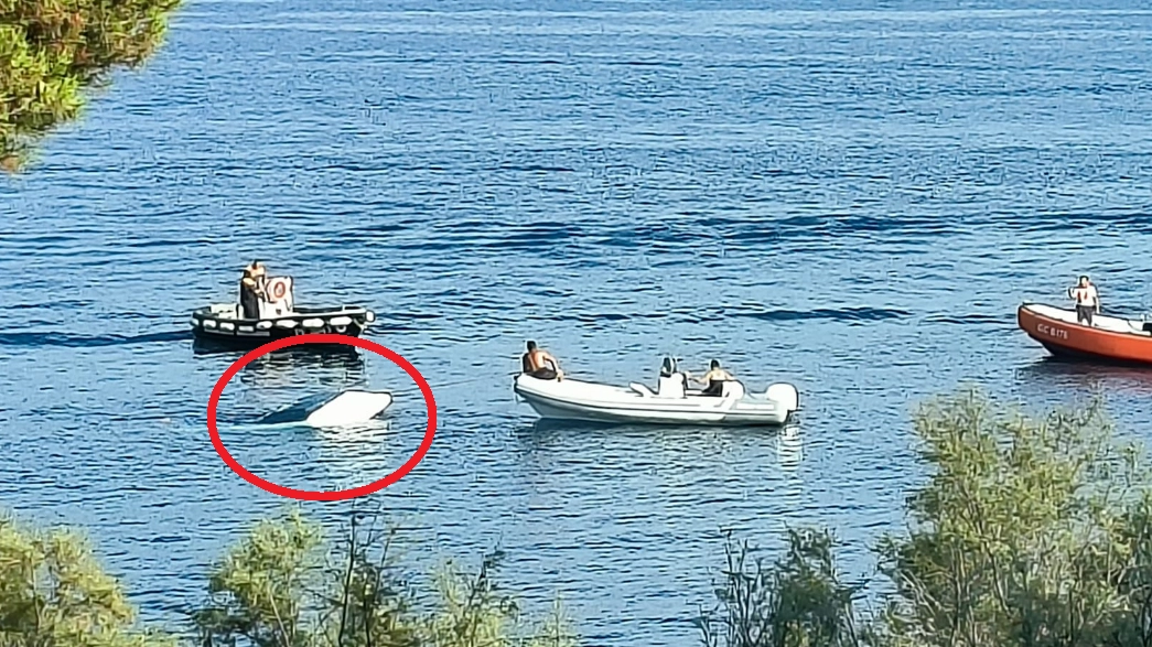 La barca semiaffondata a Forte Stella