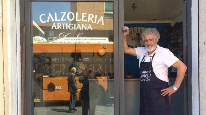 Andrea Guidi sulla porta del negozio alla Rosa nel giorno dell’inaugurazione