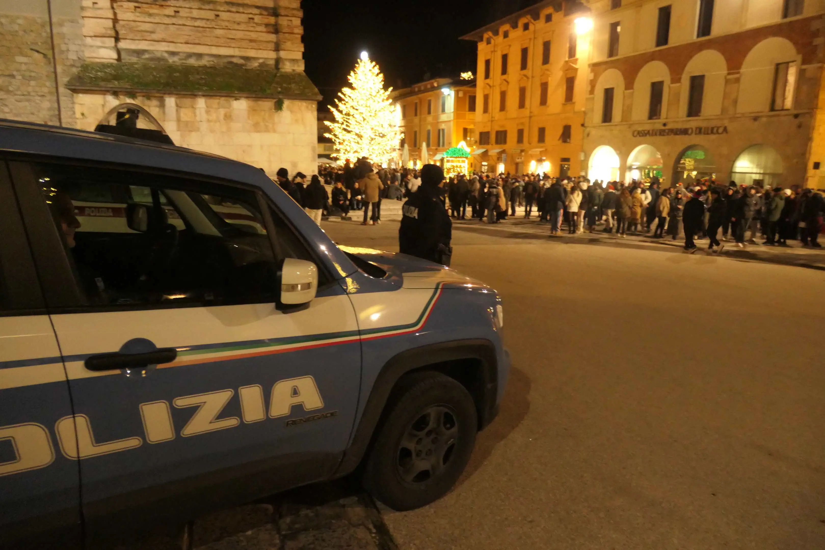 San Silvestro, controllate 210 persone. Quattro denunce e un agente ferito