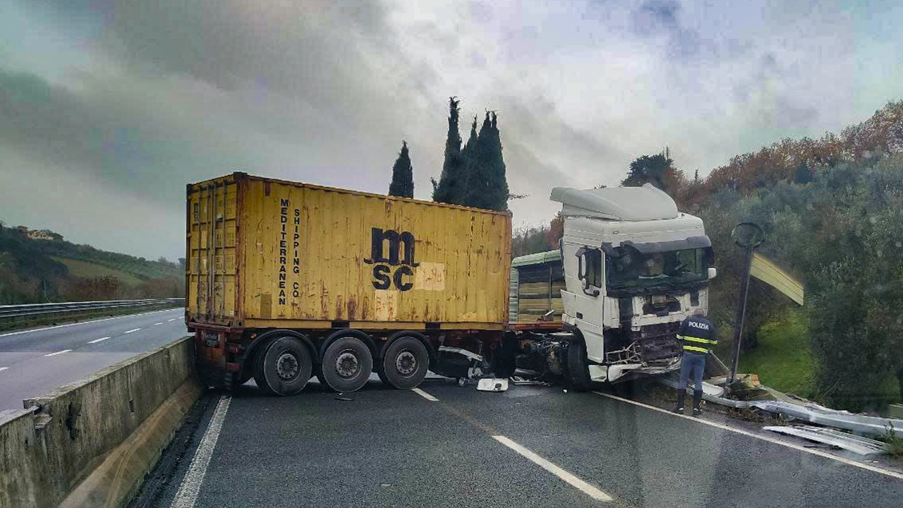 L’incidente che è avvenuto mercoledì a Lastra a Signa e che ha creato disagi su tutta l’arteria stradale (Foto Germogli)