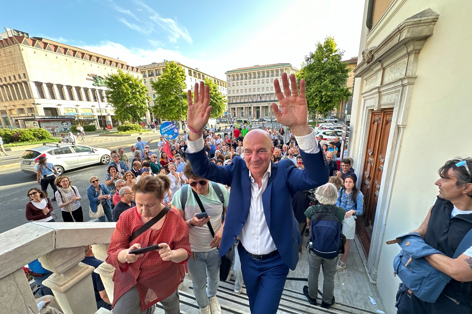 Il sindaco Luca Salvetti entra a Palazzo Civico dopo la vittoria alle elezioni (Foto Novi)