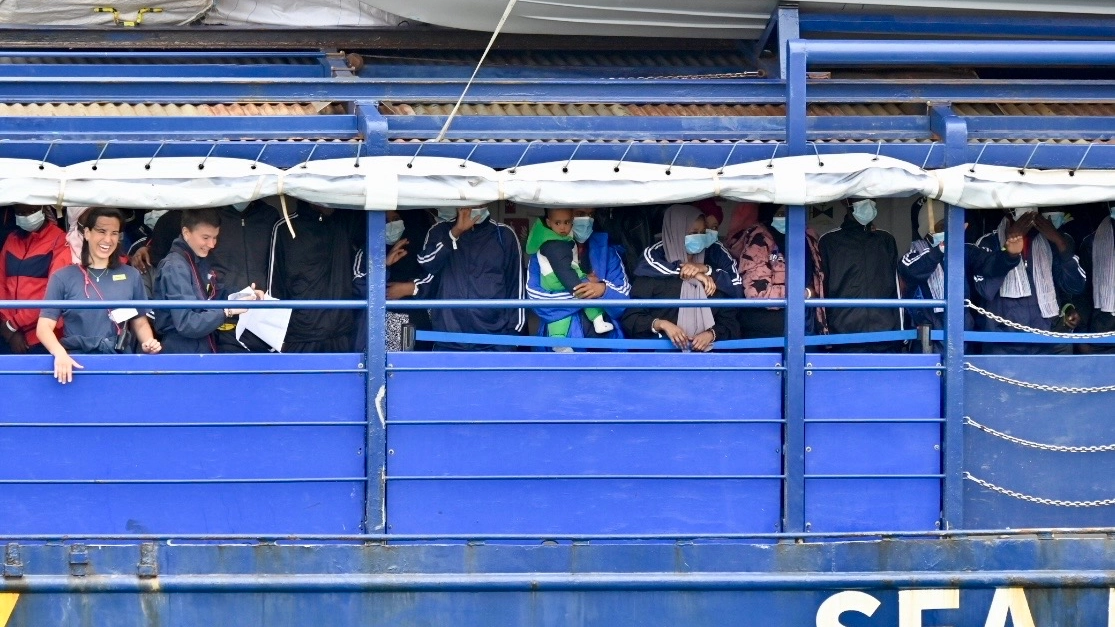 Lo sbarco dei migranti a Livorno (foto Novi)