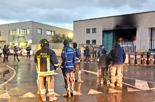 Follonica, a fuoco capannone del Carnevale. Un carro distrutto, un altro danneggiato