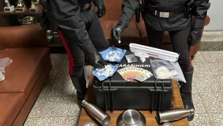 La droga e i soldi sequestrati dai carabinieri nel corso dell’operazione che ha portato all’arresto di una trentacinquenne