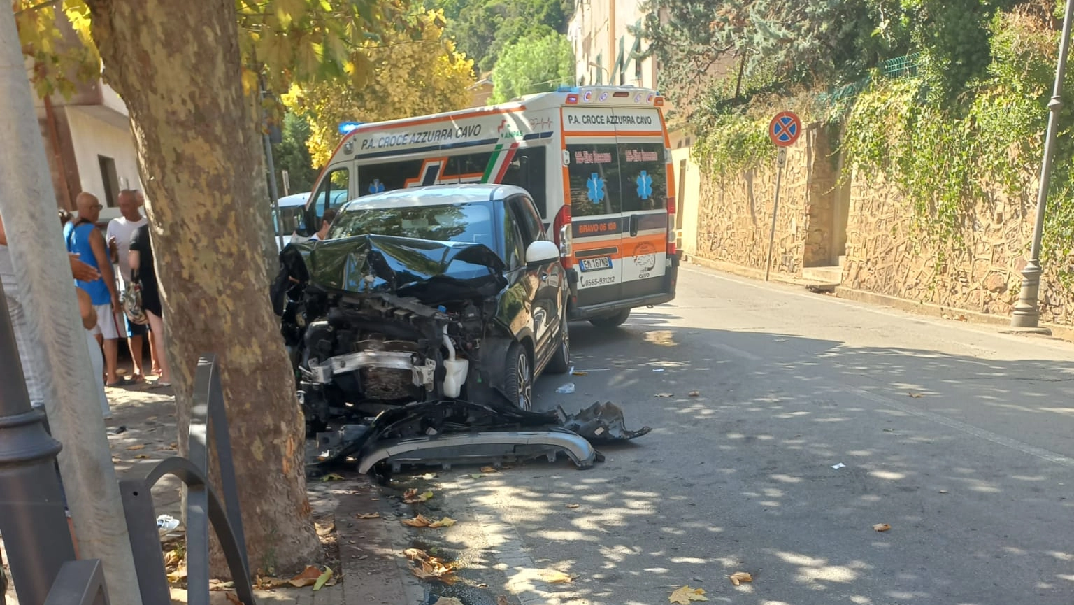 L'auto che si è schiantata contro l'albero