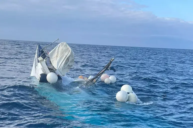 Peschereccio affonda al largo di Pianosa, tre marinai salvati dalla guardia costiera