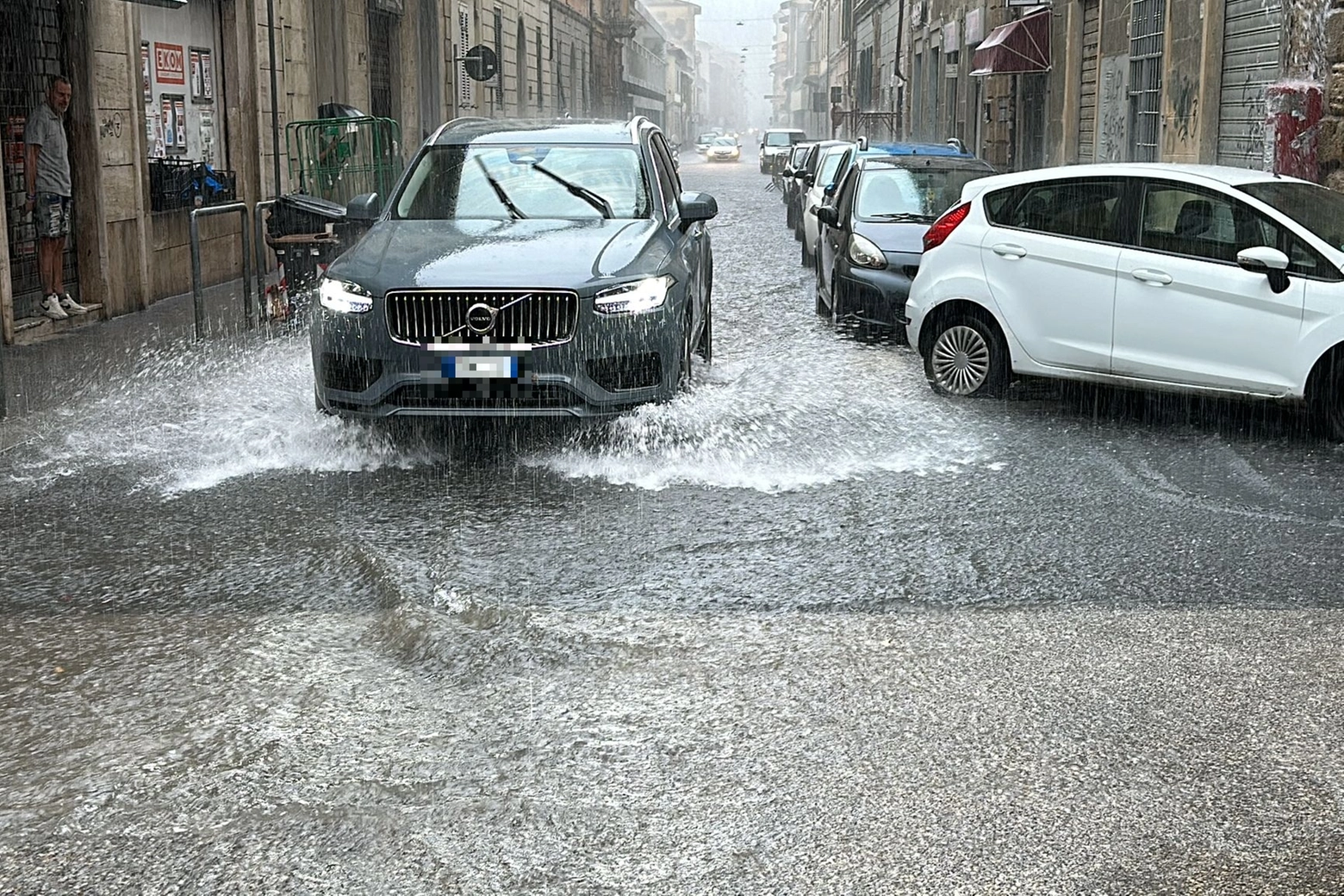 Corso Mazzini allagato (Foto Novi)