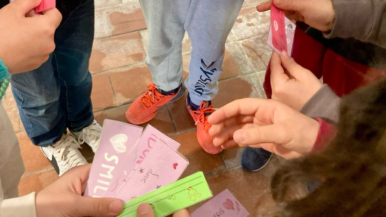 Uno scatto dei bigliettini consegnati dai bambini durante la visita