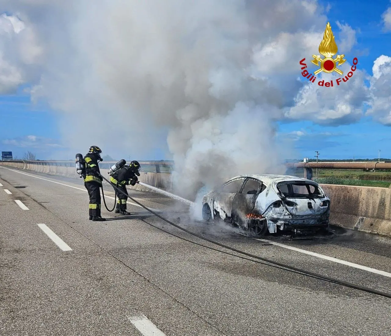 Auto distrutta dalle fiamme in FiPiLi. Arrivano i vigili del fuoco