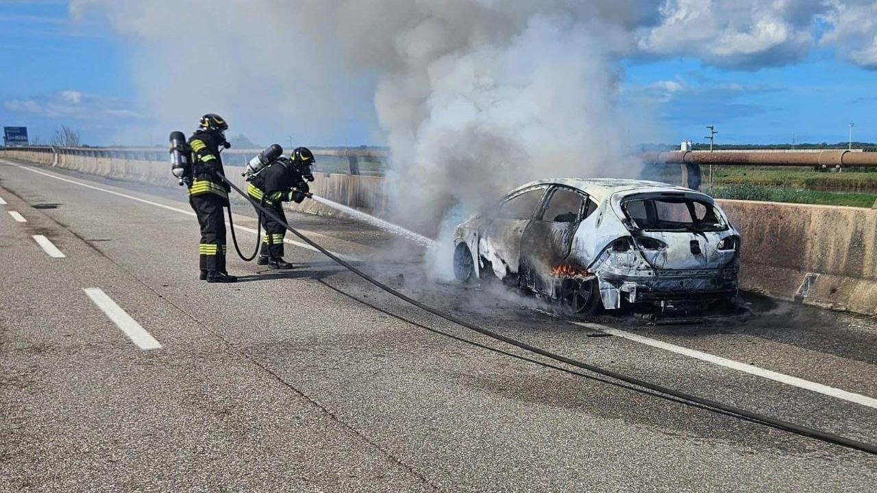 L'auto distrutta dalle fiamme