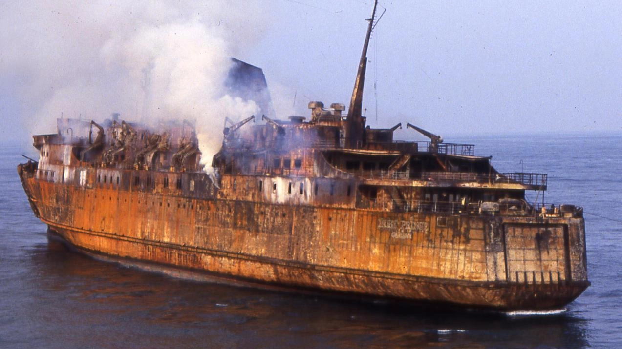 Il traghetto Moby Prince distrutto dalle fiamme il 10 febbraio 1991 vicino al porto di Livorno